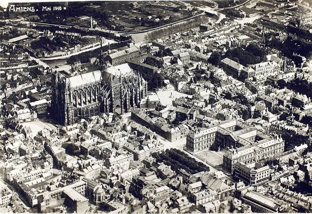 Ville d'Amiens vue d'en haut, vue aérienne
