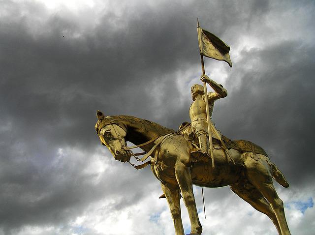 Statue dorée de Jeanne d'Arc à Caen