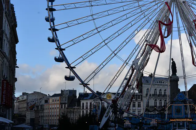 Grande roue sur la place du centre de Lille