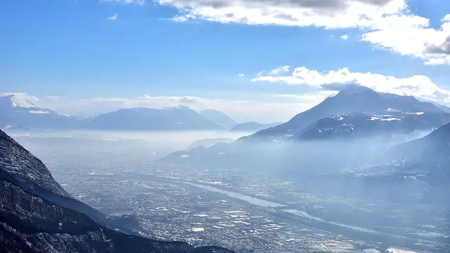 Ville de Grenoble vu d'en haut, dans la vallée