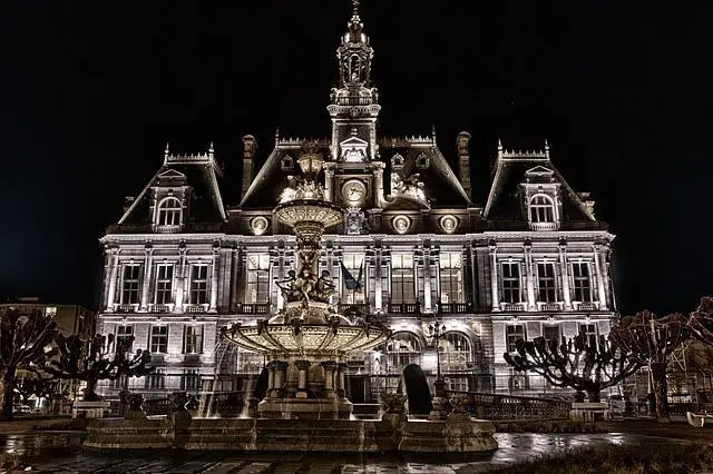 Mairie et fontaine de la ville de Limoges, éclairées la nuit
