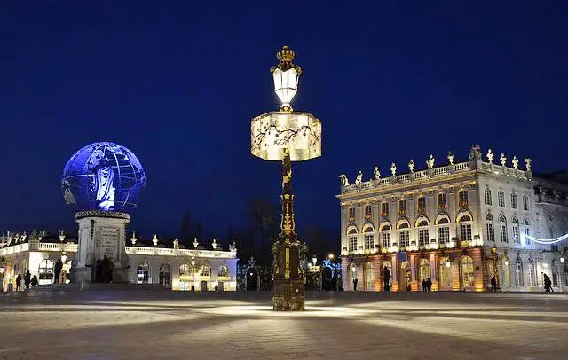 Place Stanislas à Nancy éclairée la nuit