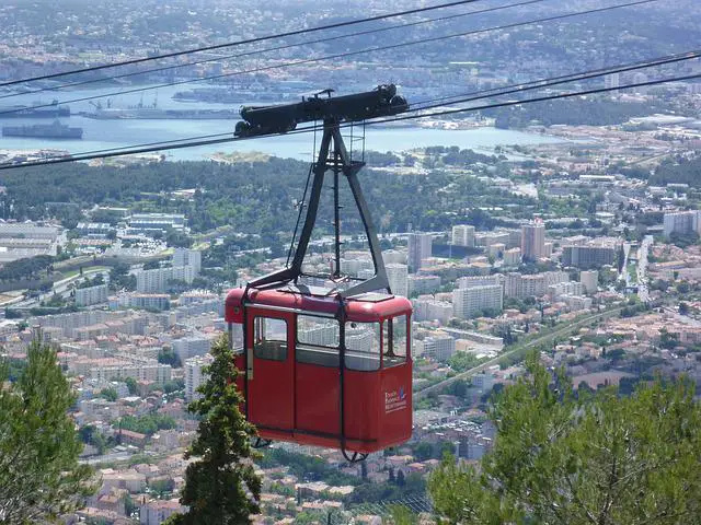 Téléphérique du Mont Faron et vue sur la ville de Toulon