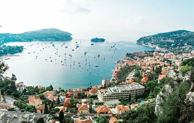 vue d'ensemble de la ville de Nice et de sa plage en bord de mer