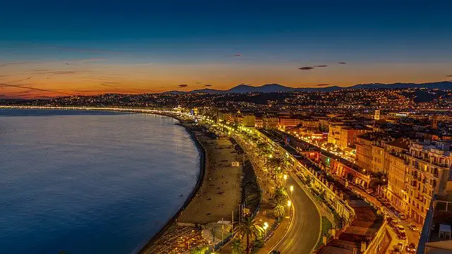 Vue sur la ville de Nice la nuit